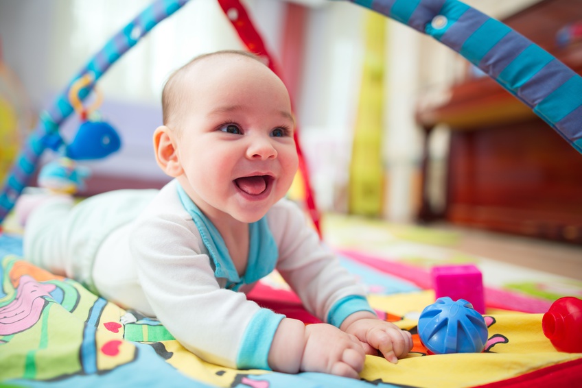 Activités pour enfants : peinture, lecture et éveil. Découvrez l’accompagnement de KIDIE pour trouver un service de garde adapté.